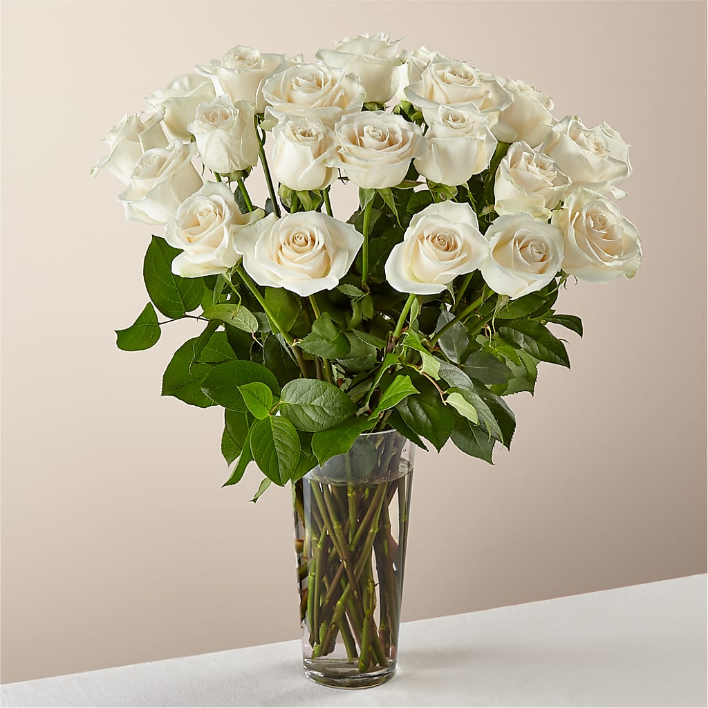 Ramo de rosas blancas de tallo largo