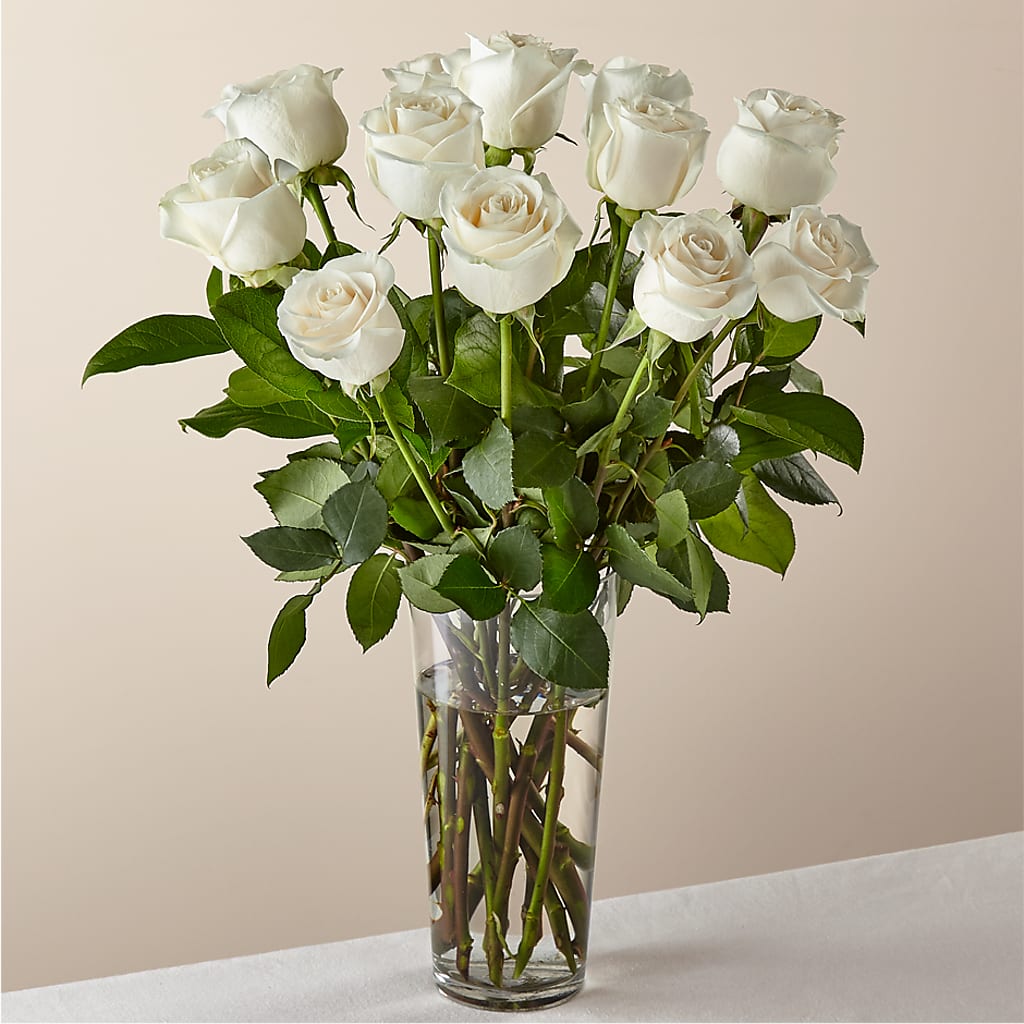 Ramo de rosas blancas de tallo largo